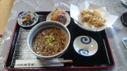 日替わりの温かいおそばです。